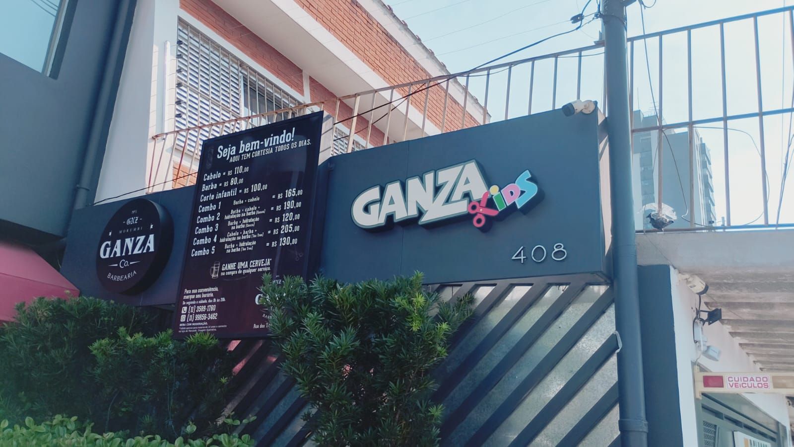 Letras caixa coloridas Ganza Kids instaladas em fachada com placa de menu da Ganza Barbearia ao lado