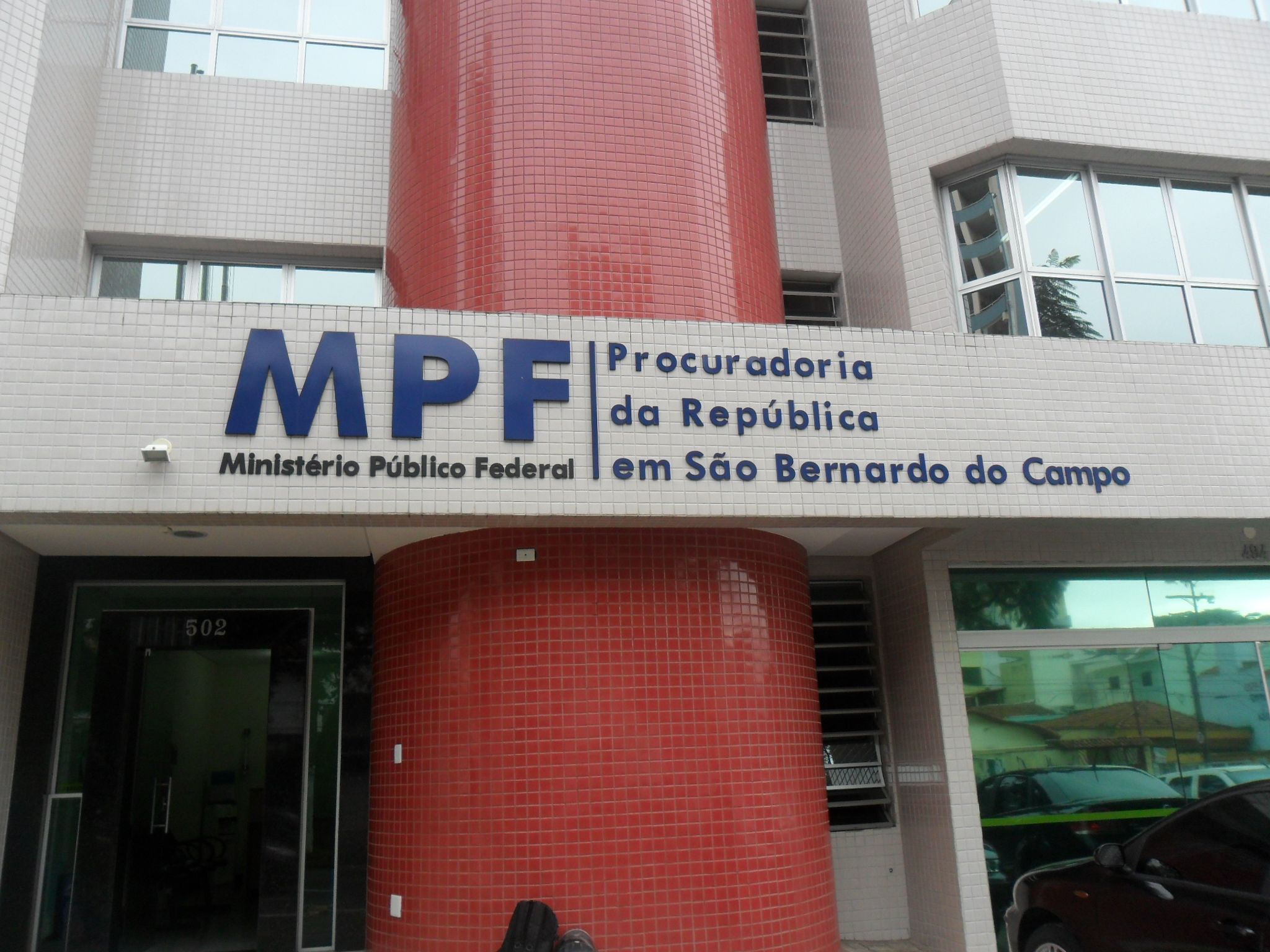 Letras caixa azuis instaladas na fachada do Ministério Público Federal em São Bernardo do Campo